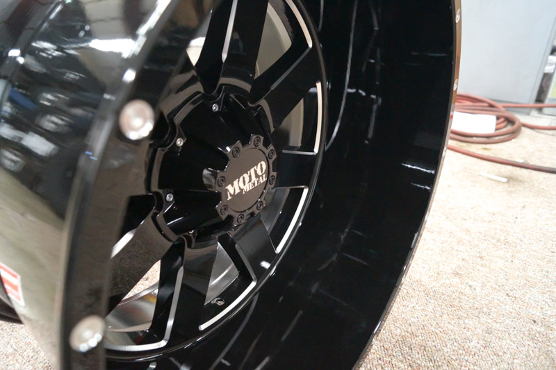 RealView of Moto Metal MO962 Gloss Black W/ Milled Accents - 22x14 